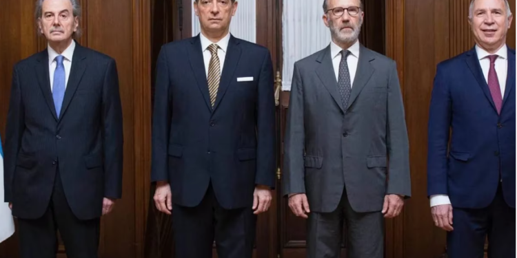 Los jueces de la Corte acordaron no responder los ataques y ampliaron su agenda de sentencias