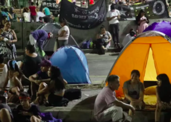 Los piqueteros cortan la 9 de Julio y amenazan con mantener el acampe hasta el miércoles