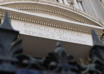 El dato de inflación obligó al Banco Central a revisar el manejo del dólar oficial y la tasa de interés