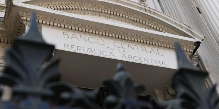 El dato de inflación obligó al Banco Central a revisar el manejo del dólar oficial y la tasa de interés