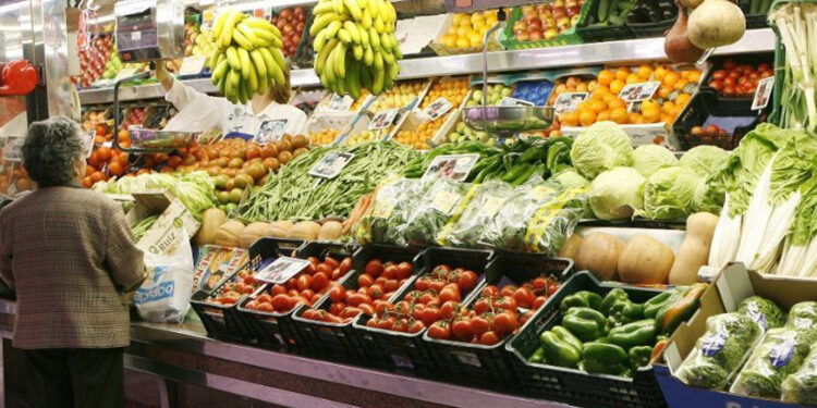 Los precios internacionales de los alimentos retrocedieron por onceavo mes consecutivo pero en la Argentina las subas continúan
