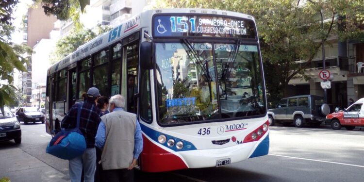 Paro de colectivos: cinco líneas paralizan su servicio y otras nueve tienen reducciones de frecuencias