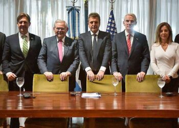 Una delegación de senadores de los EEUU llegó al país para reunirse con Massa y otros funcionarios argentinos