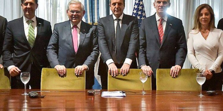 Una delegación de senadores de los EEUU llegó al país para reunirse con Massa y otros funcionarios argentinos