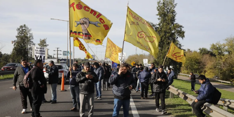 Los colectiveros preparan un paro desde esta medianoche y ya activan protestas en la Panamericana