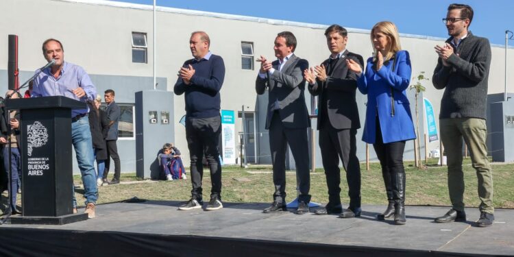 Santiago Maggiotti y Axel Kicillof entregaron viviendas en Florencio Varela