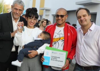 Maggiotti y Ferraresi encabezaron una nueva entrega de viviendas en el barrio Alianza de Avellaneda