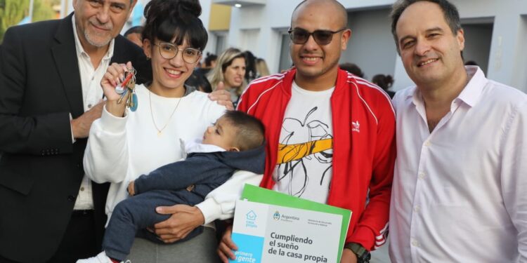Maggiotti y Ferraresi encabezaron una nueva entrega de viviendas en el barrio Alianza de Avellaneda