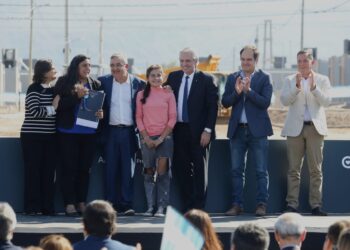 Fernández, Maggiotti y Jalil entregaron 90 viviendas en Valle Chico