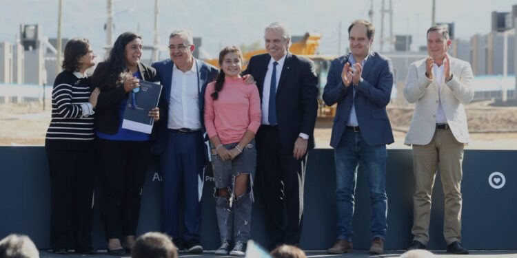 Fernández, Maggiotti y Jalil entregaron 90 viviendas en Valle Chico