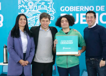 Axel Kicillof les recomendó a estudiantes secundarios no dejarse “llenar la cabeza con el discurso de que no sirve el Estado”