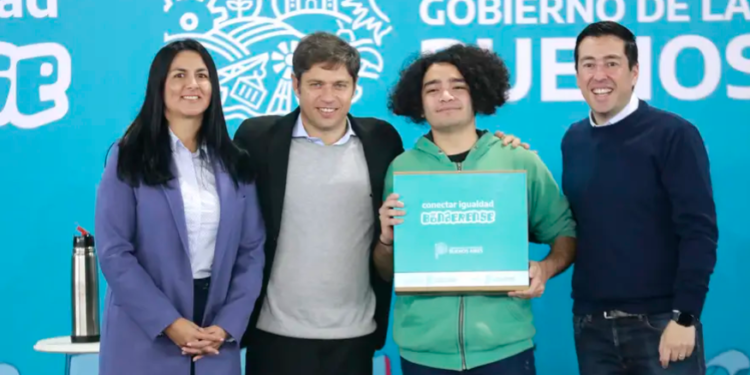 Axel Kicillof les recomendó a estudiantes secundarios no dejarse “llenar la cabeza con el discurso de que no sirve el Estado”