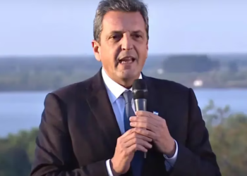 En campaña, Sergio Massa lanza el Previaje 5 rodeado de candidatos del oficialismo y con dardos a Milei