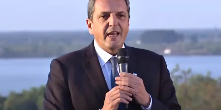 En campaña, Sergio Massa lanza el Previaje 5 rodeado de candidatos del oficialismo y con dardos a Milei