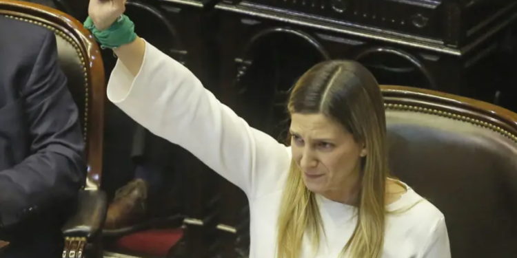 Silvia Lospennato: “Las mujeres no nos sentimos convocadas por el discurso violento de la motosierra, queremos paz y orden”
