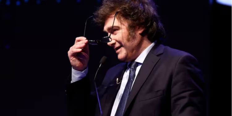 Javier Milei reavivó el debate sobre la violencia de los 70 y recibió fuertes críticas del oficialismo y la oposición