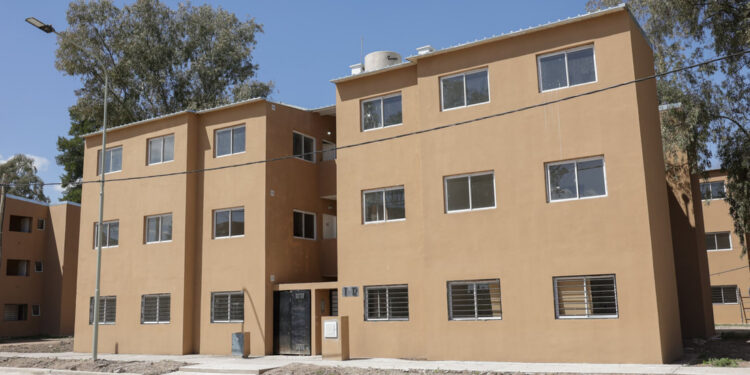 Ezeiza: Maggiotti, Fernández y Granados recorrieron 252 viviendas que se construyen con fondos nacionales