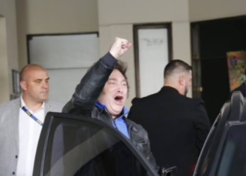 Javier Milei partió a Estados Unidos con Luis Caputo, Gerardo Werthein y se reunirá con funcionarios de Biden