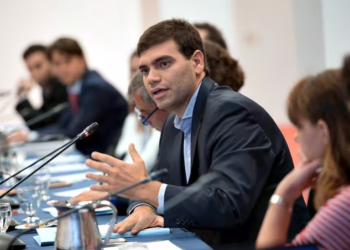 La Justicia quiere saber qué responsabilidad tuvieron los funcionarios en los 160.000 beneficiarios de planes que viajaron al exterior