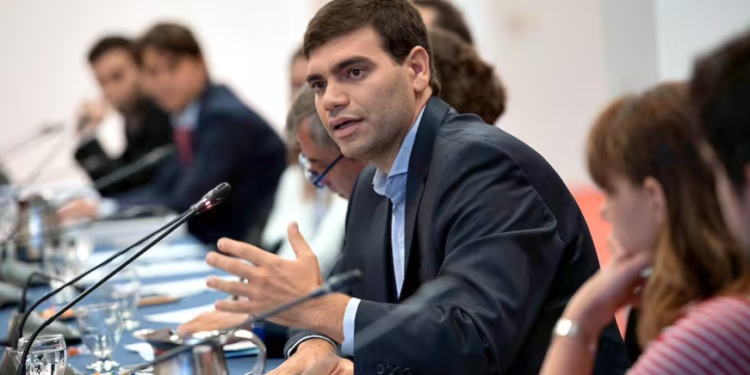 La Justicia quiere saber qué responsabilidad tuvieron los funcionarios en los 160.000 beneficiarios de planes que viajaron al exterior