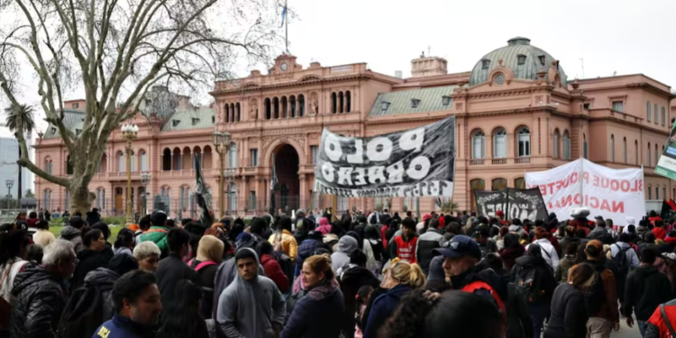 El Gobierno acumuló más de 1000 denuncias por el manejo de planes sociales y acusará a los intermediarios por extorsión