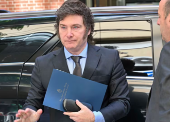 El Gobierno negocia limitar las facultades delegadas para aprobar la ley ómnibus y dar una señal a los mercados