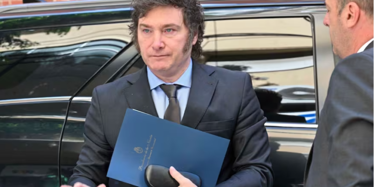 El Gobierno negocia limitar las facultades delegadas para aprobar la ley ómnibus y dar una señal a los mercados