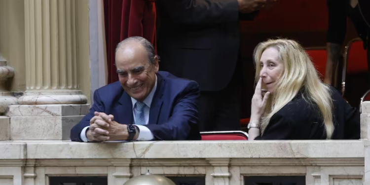 Ley ómnibus: el Gobierno sigue de cerca las intensas negociaciones y Francos fue al Congreso