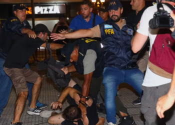 Ley ómnibus | Militantes de izquierda se enfrentaron con la policía y la gendarmería