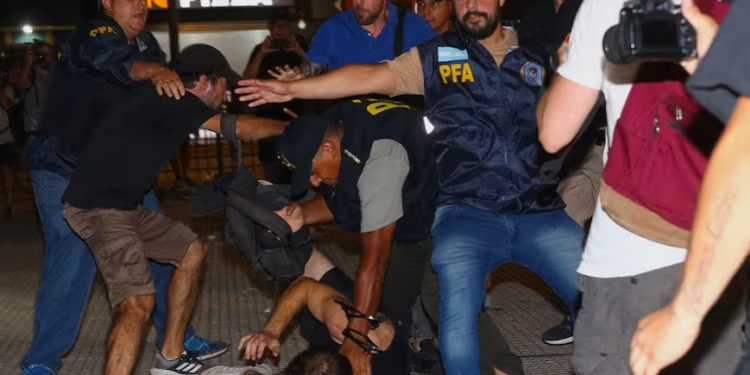 Ley ómnibus | Militantes de izquierda se enfrentaron con la policía y la gendarmería