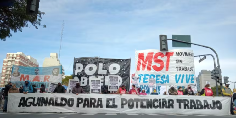 Por lo menos 110.000 beneficiarios del ex-Potenciar Trabajo son extranjeros que no lograron hacer pie en el país