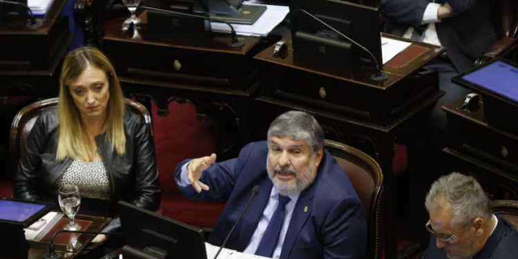 Senado: el kirchnerismo impulsa una ley propia para limitar los sueldos en los tres poderes de la administración pública