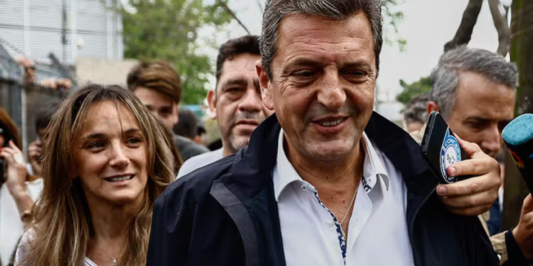 Sergio Massa guarda silencio a la espera de lanzar su libro, mientras su esposa desecha cargos y levanta el perfil