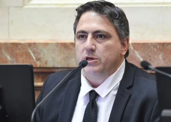 El senador libertario Francisco Paoltroni vaticinó escenarios para la Ley Bases y señaló al bloque que definirá la votación