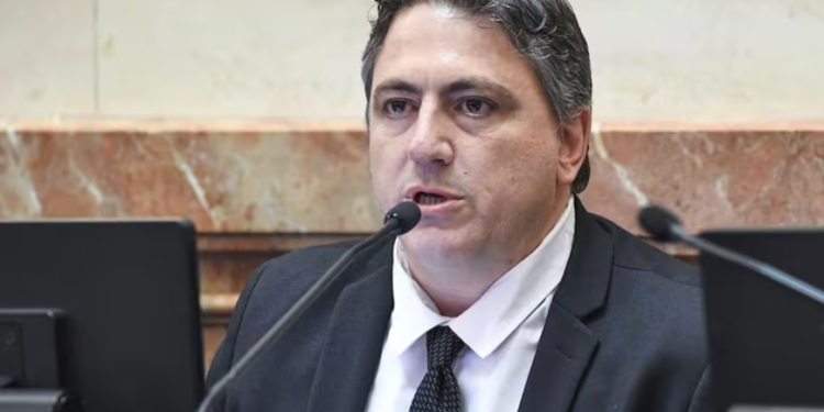 El senador libertario Francisco Paoltroni vaticinó escenarios para la Ley Bases y señaló al bloque que definirá la votación