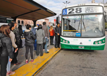 El gremio de los colectiveros de la UTA no definió su adhesión al paro de la CGT y negocia con el Gobierno