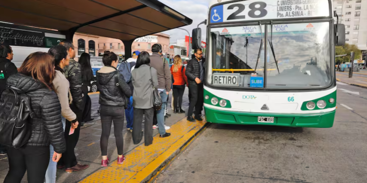 El gremio de los colectiveros de la UTA no definió su adhesión al paro de la CGT y negocia con el Gobierno
