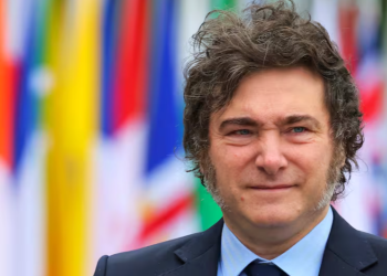 Afuera también esperan definiciones