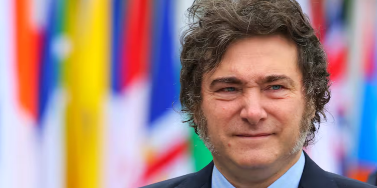 Afuera también esperan definiciones