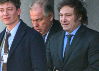 Santiago Caputo le pidió la renuncia al vicepresidente de la unidad antilavado luego de que se presentara contra Martín Insaurralde