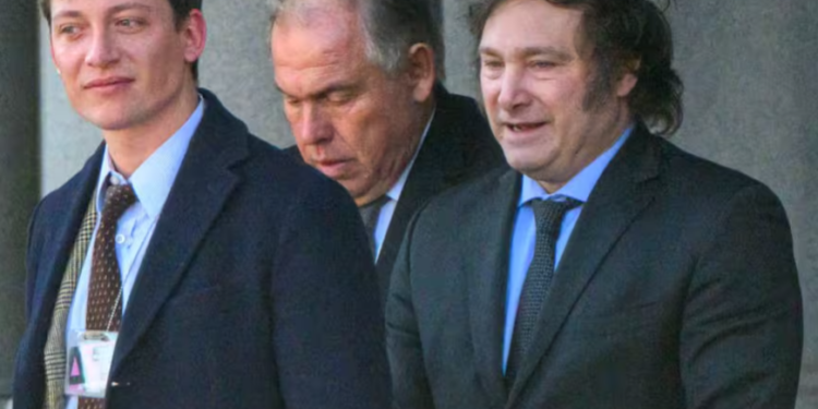 Santiago Caputo le pidió la renuncia al vicepresidente de la unidad antilavado luego de que se presentara contra Martín Insaurralde