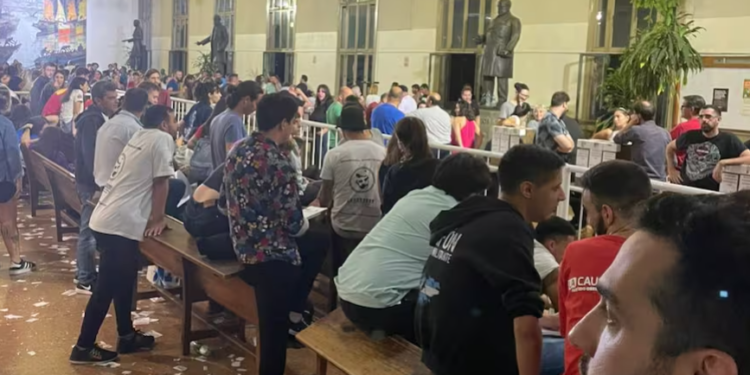 Votan los estudiantes de la UBA: los reformistas esperan consolidarse, hay fuerte disputa en tres facultades y los libertarios prueban su suerte