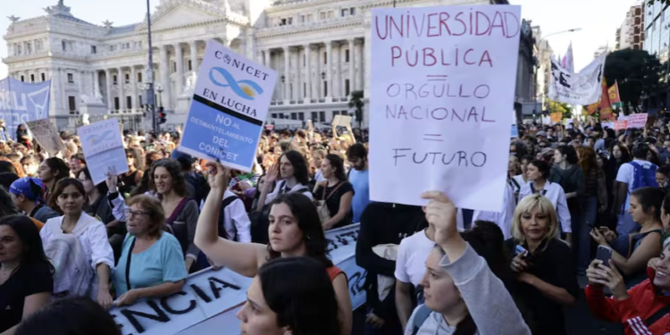 El Gobierno reglamentará el arancelamiento a extranjeros en universidades