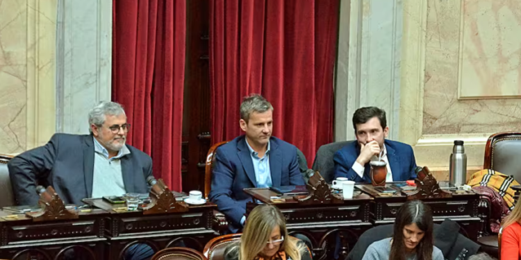 Diputados: los radicales que se fotografiaron con Milei se atrincheran en la UCR y el sector ligado a Manes y Lousteau se encamina a romper el bloque