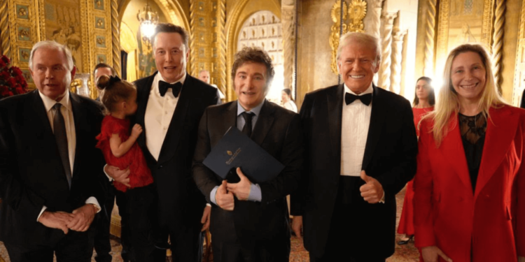 Javier Milei tuvo su encuentro informal con Donald Trump en Florida y cruzaron fuertes elogios