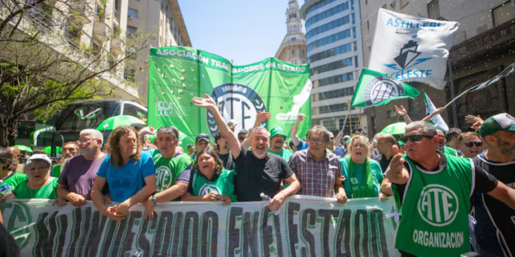 El 96% de los empleados estatales que ya dieron el exámen de idoneidad lo aprobaron, según uno de los gremios