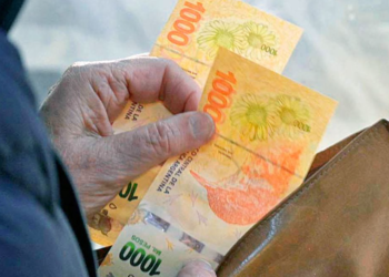 Definen el valor del salario mínimo y los aumentos escalonados para los primeros meses de 2025