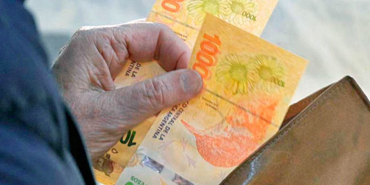 Definen el valor del salario mínimo y los aumentos escalonados para los primeros meses de 2025