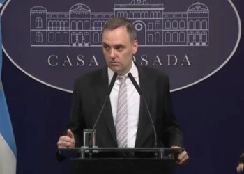 El Gobierno anunció que los hospitales públicos y las universidades podrán cobrarles a los extranjeros