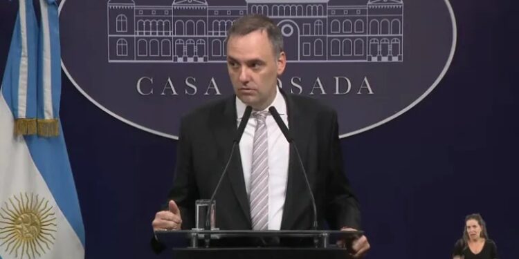 El Gobierno anunció que los hospitales públicos y las universidades podrán cobrarles a los extranjeros